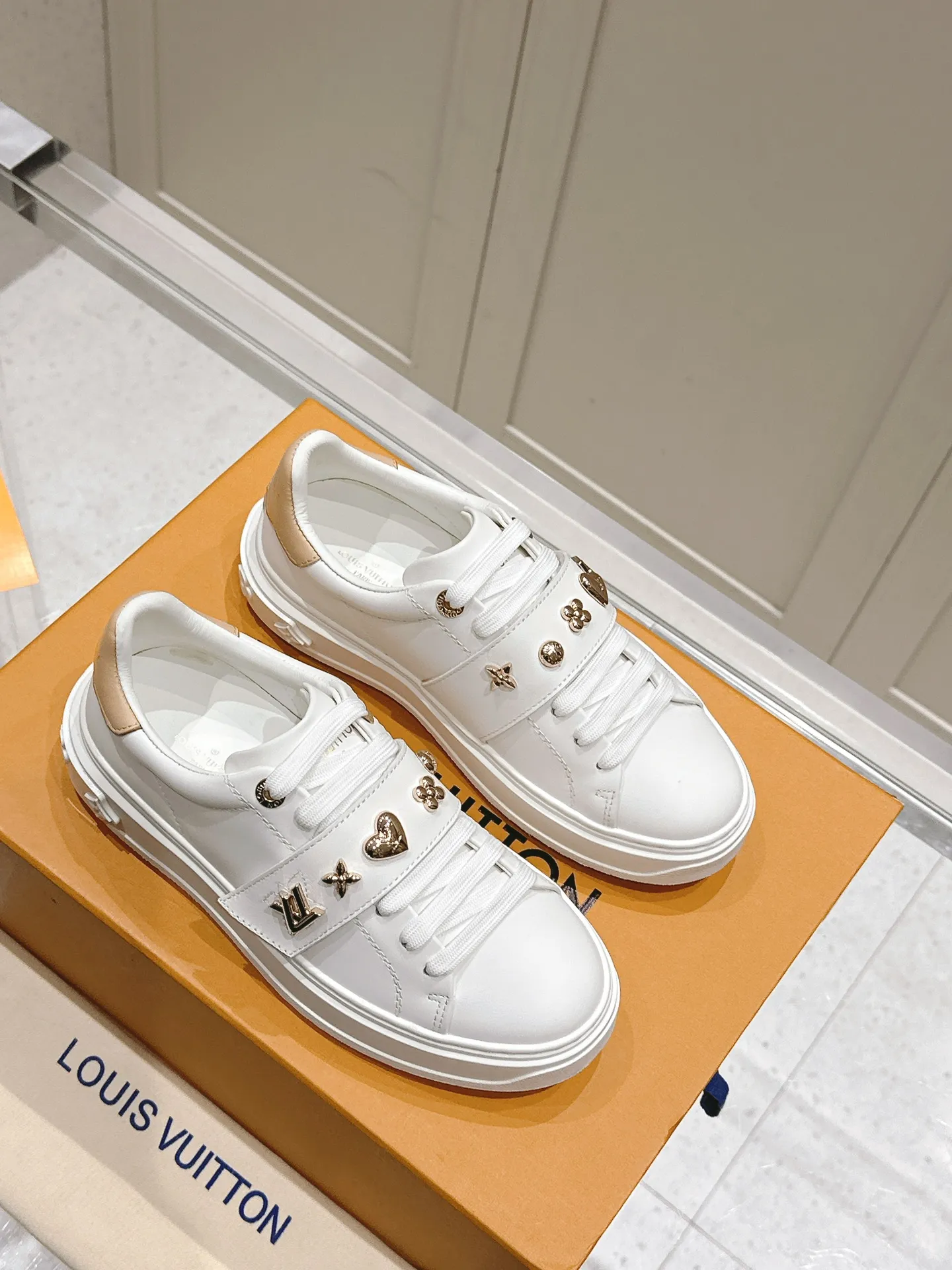 👟👟Ex-factory price 560👟👟 LV new white shoes, four-leaf clover🍀sunflower🌞 charm, add naughty and lively color to simple white shoes, easy to wear and durable, code number: 35+40 (41 customized)